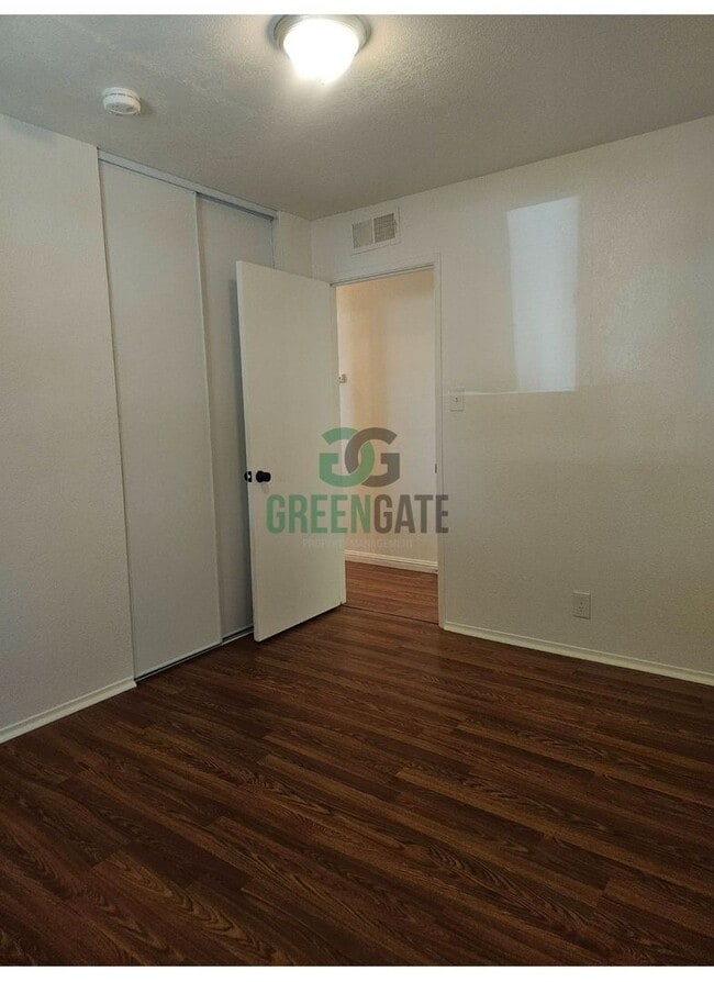 Building Photo - 3 BEDROOM 2 BATH HOME MOVE IN READY IN MOD...