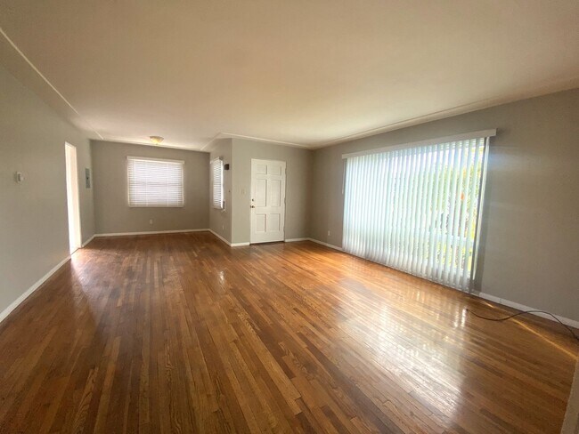 Building Photo - m529 - Mann