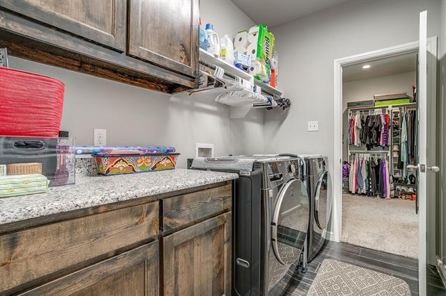 Building Photo - 404 Lacey Oak Ct