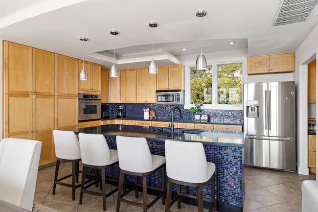 Building Photo - 14020 Lakeview Dr