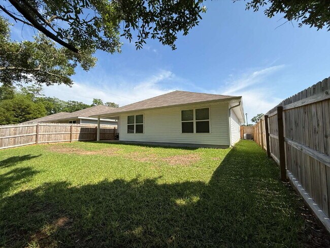 Building Photo - Spacious 4-Bedroom Rental in Quiet Pensaco...