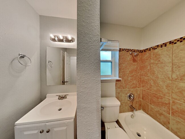 Building Photo - Newly Renovated 3BR/2BA Home in Dallas