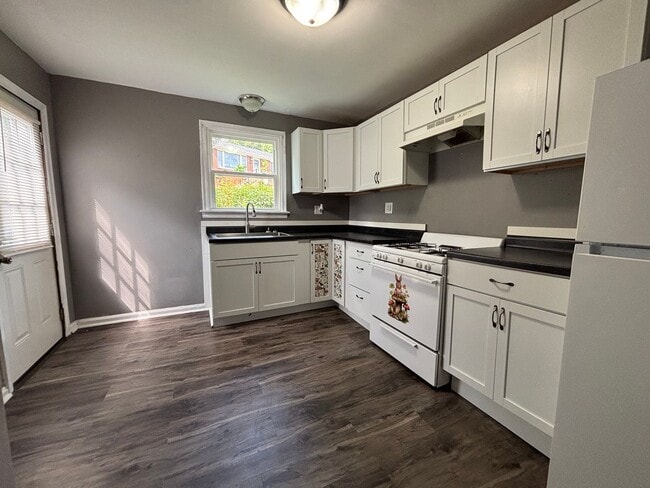 Building Photo - 3 Bed | 1 Bath | Private Patio | Unbeatable Value
