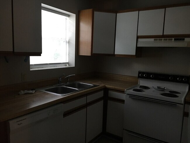Building Photo - 3305 Vaucluse Rd