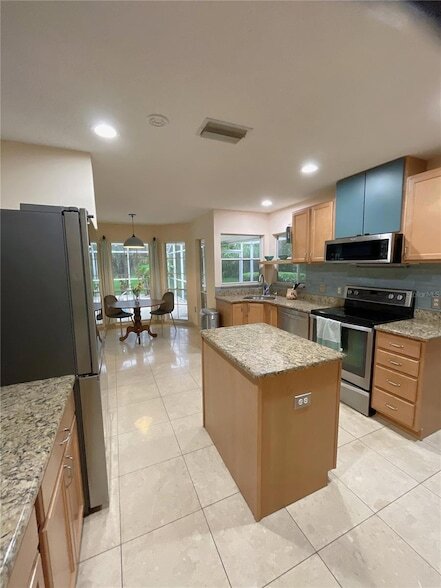 Building Photo - 4489 Oak View Dr