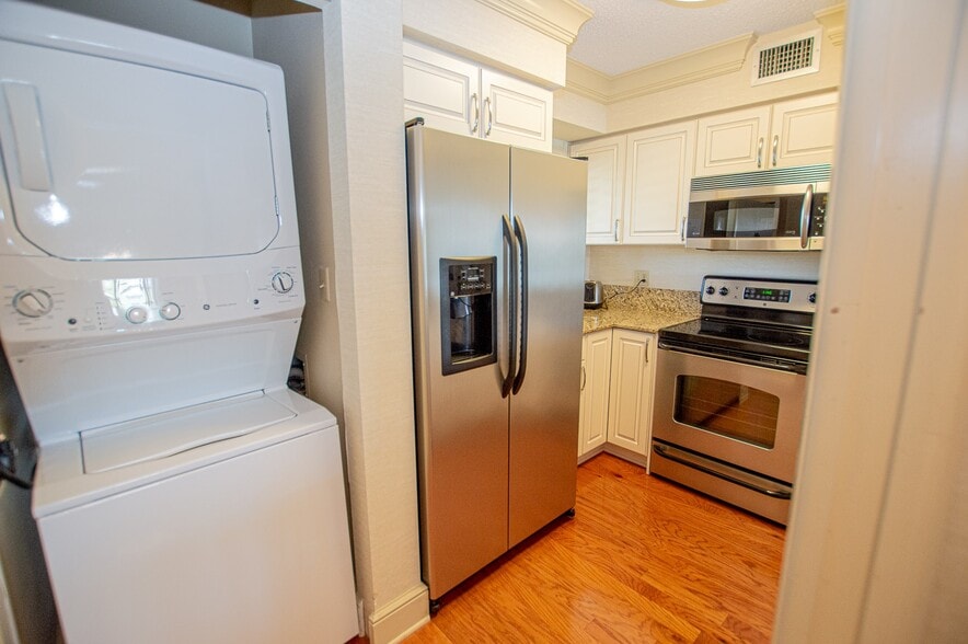 Building Photo - 29200 Bay Hollow Dr