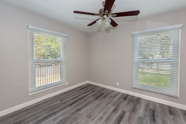 Building Photo - Fully Renovated 1 bedroom Apartment! 1/2 o...