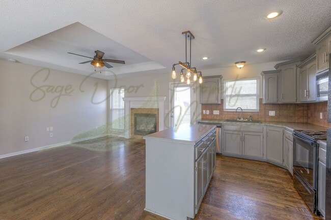 Building Photo - 706 NW Baytree Dr