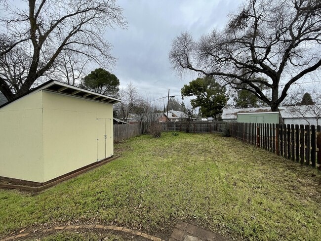 Building Photo - 570 E 19th St