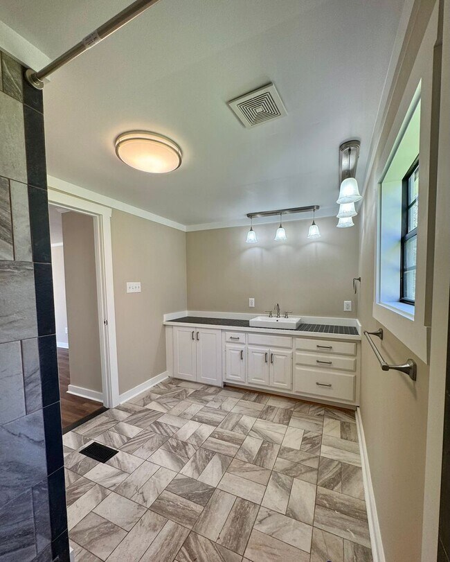 Building Photo - Fully Renovated Secluded 3 Bedroom Rancher!