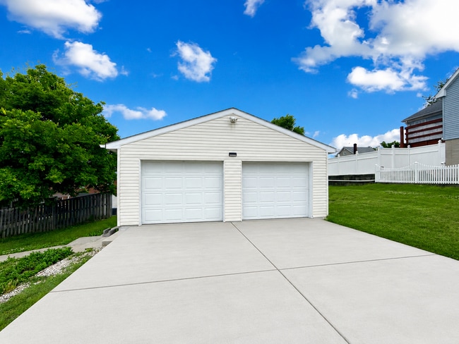 Building Photo - Classic Charm Meets Modern Updates in This Spacious Home ?