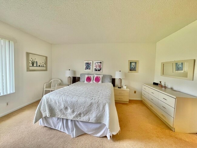 Building Photo - 5540 Fairway Park Dr
