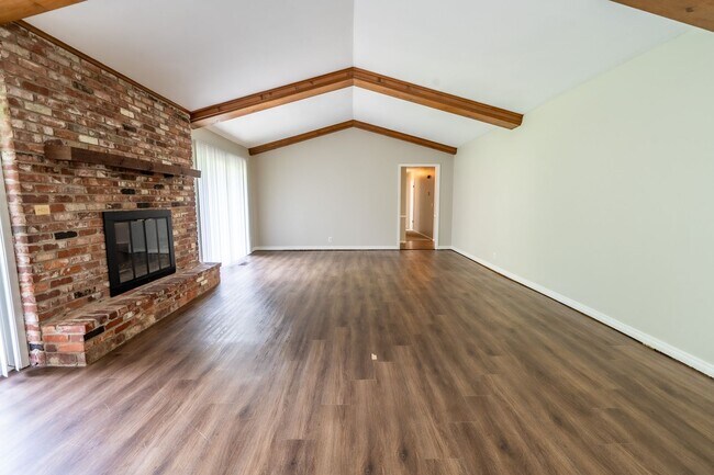 Building Photo - 4 Bed / 2 Bath In South Tulsa!