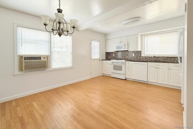 Building Photo - 138 Colonial Pl
