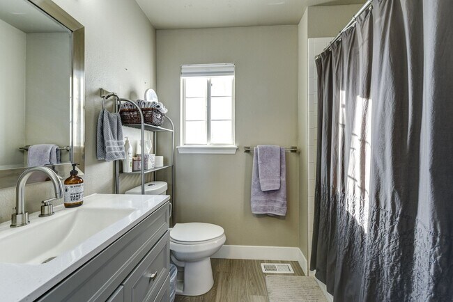 Building Photo - Amazing 3 Bedroom 3 Bath Home (1800sqft+) ...