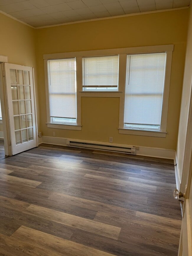 Building Photo - Historic Highland Charm – Beautifully Refurbished Upstairs Unit for Lease