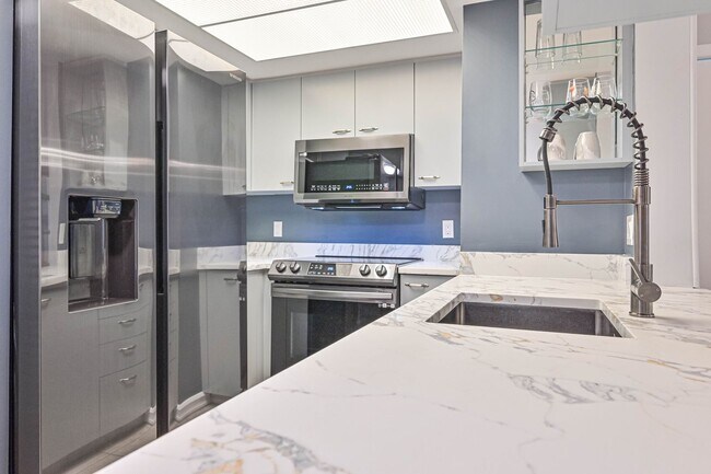 Building Photo - ** 2/2 First Floor Condo ~ Cross Creek ~ R...