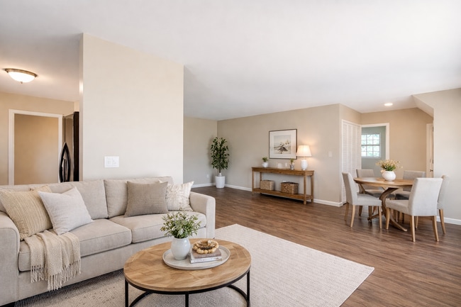 Building Photo - 7 Bed 3 Bath House on Tipton- Great for Big Groups!!