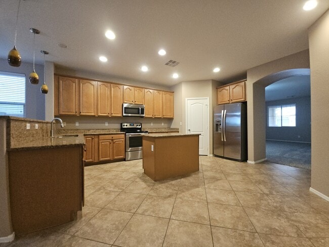 Building Photo - 906 E Pasture Canyon Dr