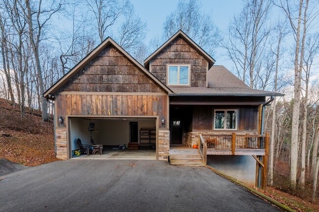 Building Photo - 211 Spicewood Dr