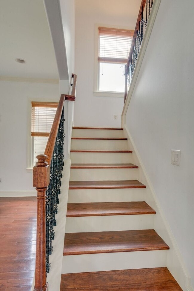 Building Photo - Stunning 3BE/2.5BA home in the heart of Ho...