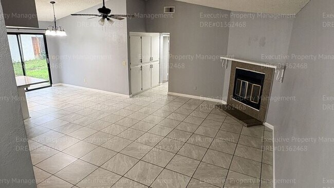 Building Photo - 3 bedroom/ 2 bathroom home nestled in a cul-de-sac.