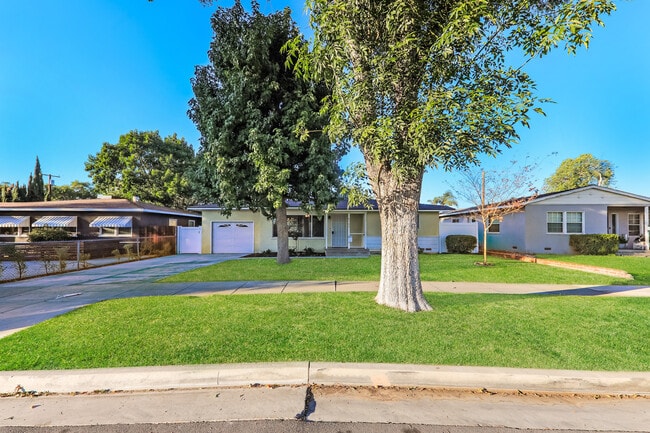 Building Photo - 4765 Sunnyside Dr