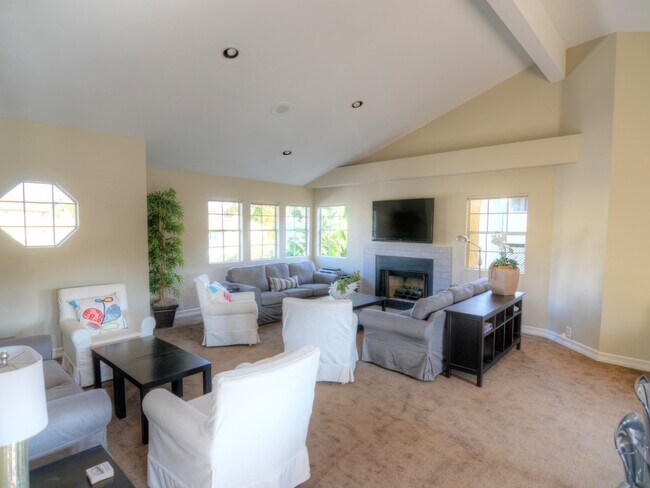 Building Photo - Stunning OCEAN VIEW Condo!