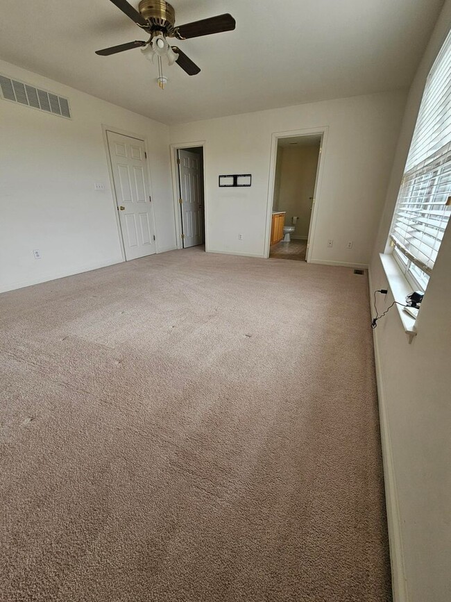 Building Photo - 830 Woodline Dr