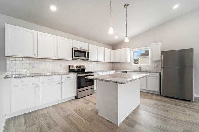 Building Photo - 4447 Pine Creek Dr