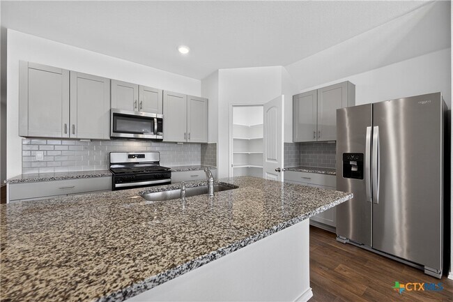 Building Photo - 326 N Richland Dr