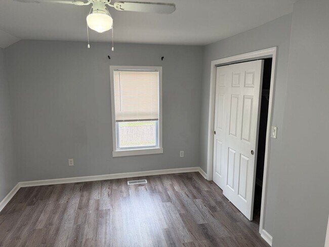 Building Photo - 2-Bedroom, 1 Bath Single Family for Rent in Middletown , OH|  Modern Kitchen