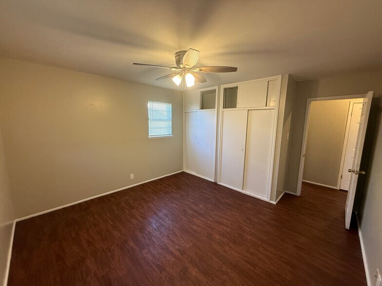 Building Photo - 1216 E Foster Ave