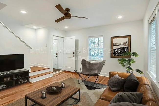 Building Photo - 406 S Columbia Dr