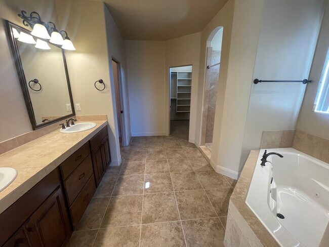 Building Photo - Great home and Pet Friendly!!  ADA tub/shower