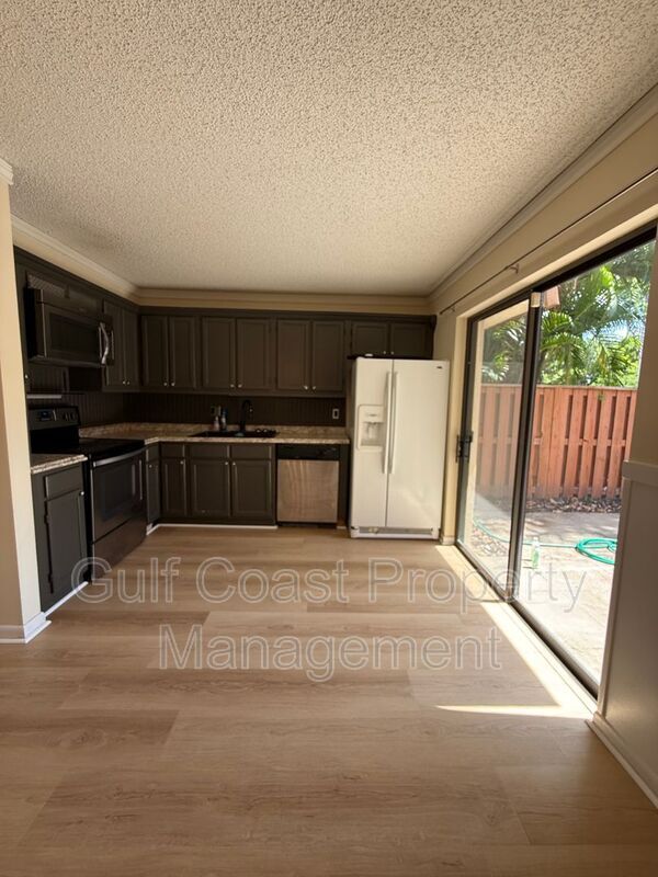 Building Photo - 5249 Cedarbend Dr