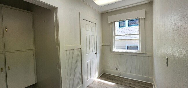 Building Photo - Large Sunny 4 Bedroom 3 Bath Country Style Home in Vallejo!