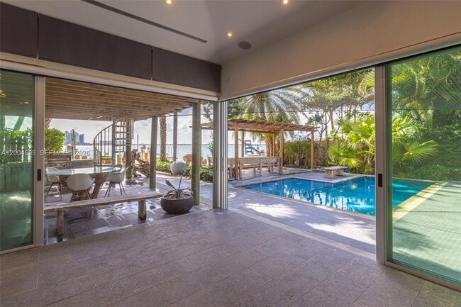 Building Photo - 2440 N Shore Terrace