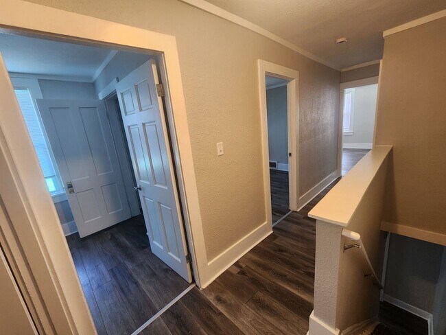 Building Photo - 307 E 22nd St