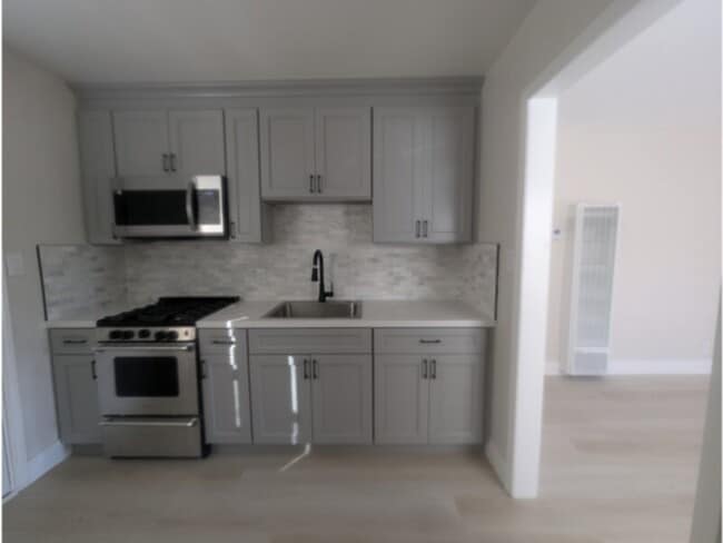 Building Photo - Updated 2 Bed Apartment