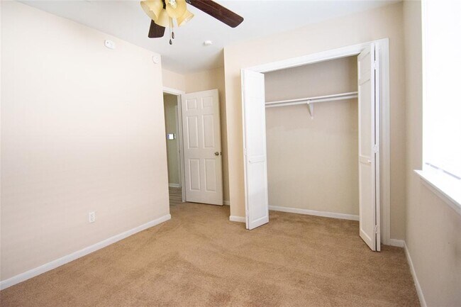 Building Photo - 9010 Arlington Forest Dr