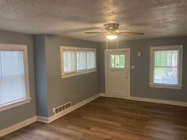 Building Photo - House with conforming 3rd room!!