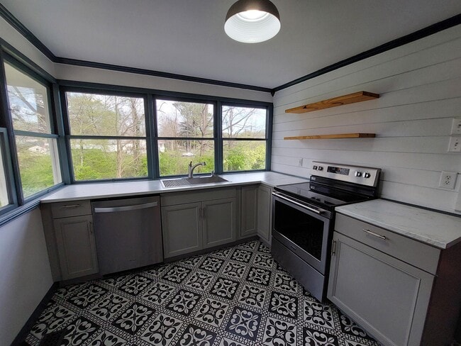 Building Photo - 203 Riverside Dr