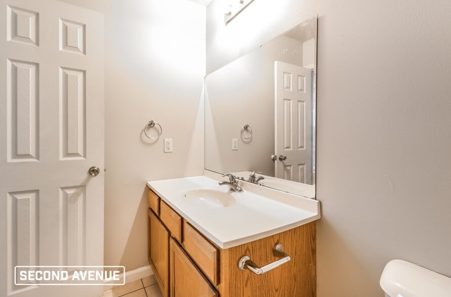 Building Photo - 203 Glenn Oak Dr