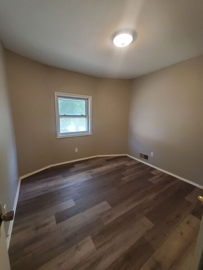 Building Photo - 505-507 W. Burleigh St. (Townhouse)(ACE PR...