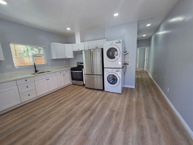 Building Photo - 1715 W 64th St