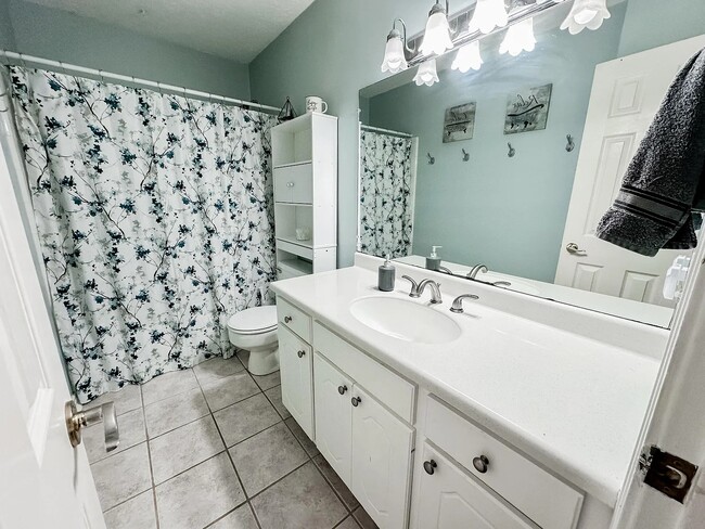 Hallway Bathroom - 110 Ridgeland Dr