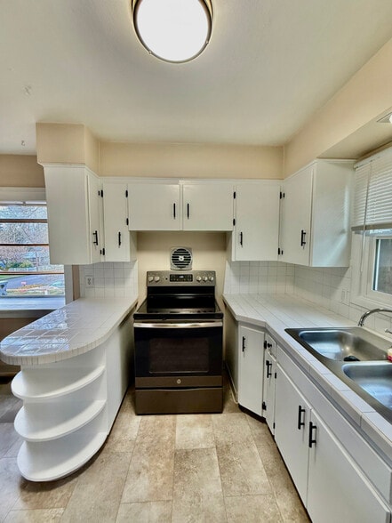 Building Photo - 701 NE 22nd Ave