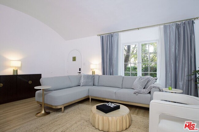 Building Photo - 951 N Martel Ave