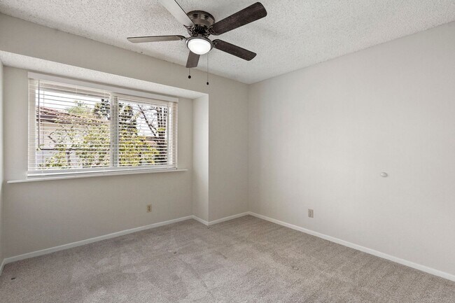 Building Photo - Santee Condo 3 bedroom Upstairs Unit.